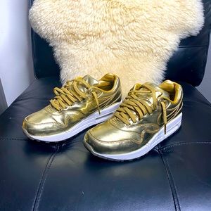 Nike Air Max 2 Women's Metallic Gold Low-Top Sneakers Sz 7